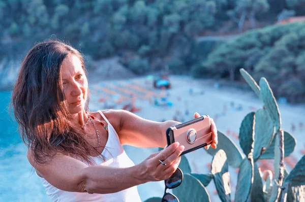 Mujer Relajándose Mar Tomando Selfies Atardecer Océano Fondo Vista Frontal — Foto de Stock