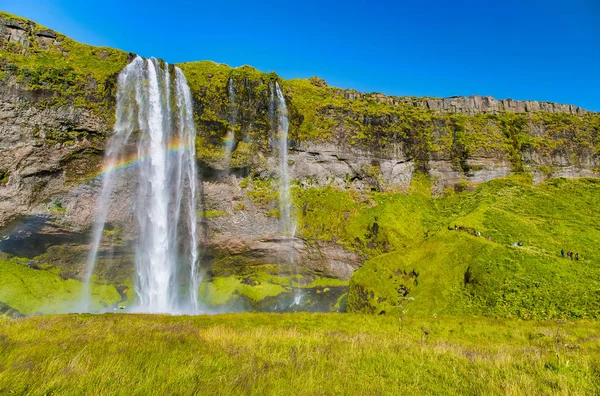 Seljalandsfoss Καταρράκτης Κατά Θερινή Περίοδο Ισλανδία Βουνό Και Γαλάζιο Ουρανό — Φωτογραφία Αρχείου