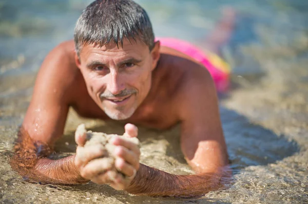 Ember Pihen Egy Gyönyörű Óceáni Vízben — Stock Fotó