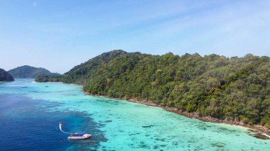 Güneşli bir günde, Tayland 'dan Surin Adaları' nın inanılmaz hava manzarası. Surin Ulusal Parkı.