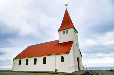 Vik I Myrdal Churck yaz mevsiminde, Kızıl Çatı, İzlanda.