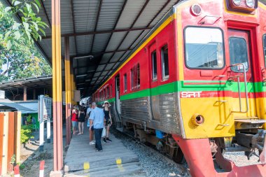 MAEKLONG, THAILAND - 15 Aralık 2019: Maeklong, Tayland 'daki ünlü demiryolu pazarları. Günde dört kez tren bu ahırlardan geçiyor.