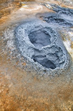 Hver Kaynayan Çamurluk Jeotermal Alanı ve Çatlamış zemin. Myvatn bölgesi, İzlanda 'nın kuzeyi, Avrupa.