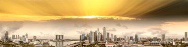 Singapur silueti. Gün batımında drone 'dan panoramik görüntü. Binalar ve gökdelenler