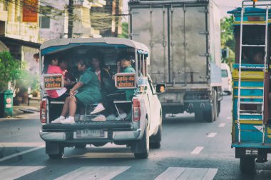 PHUKET, THAILAND - 20 ARALIK 2019: Sabah okula giden otobüsteki çocuklar.