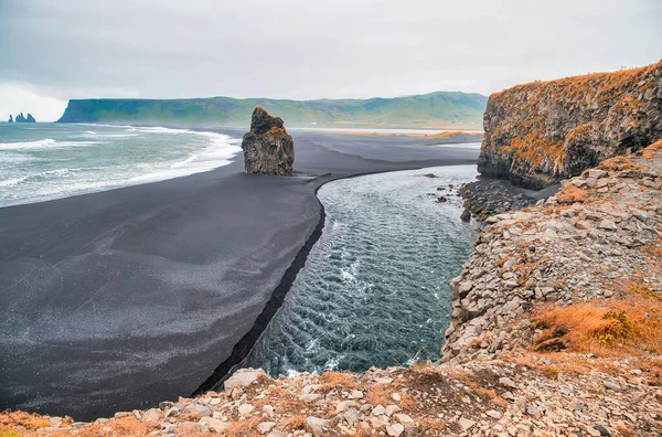 Plaża Reynisfjara Islandia Skały Roślinność Sezonie Jesiennym — Zdjęcie stockowe