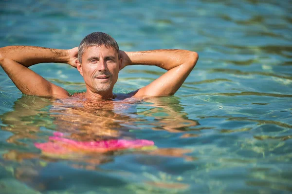 Homem Relaxando Uma Bela Água Oceano — Fotografia de Stock