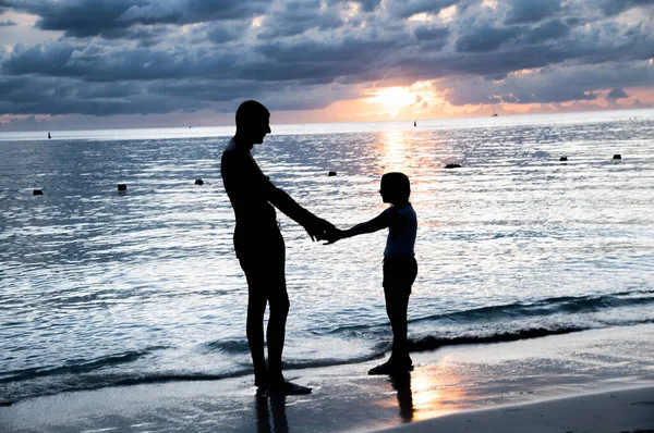 Homem Com Filha Pôr Sol Costa Oceânica Férias Relaxar Conceito — Fotografia de Stock