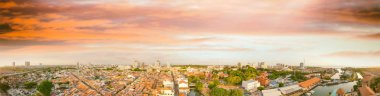 Gün batımında Melaka 'nın panoramik hava manzarası, Malezya. Malacca şehrinin manzarası.