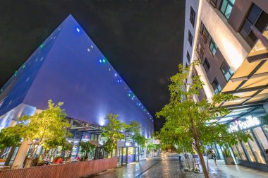 MON CHOISY, MAURITİUS - 25 Nisan 2019: Mont Choisy Le Mall Geceleri Turistlerle.