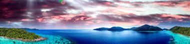 Surin Adaları, Tayland. Güneşli bir günde gölün ve ormanın panoramik hava manzarası.