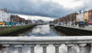 Turistler 12 Mart 2010 'da Dublin' de şehir sokaklarında yürüyorlar. Şehri her yıl 3,5 milyondan fazla insan ziyaret ediyor..
