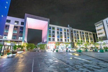 MON CHOISY, MAURITİUS - 25 Nisan 2019: Mont Choisy Le Mall Geceleri Turistlerle.