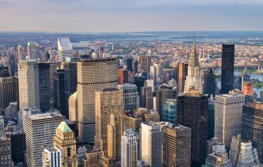 New York City, ABD 'nin yüksek perspektifinden Midtown Manhattan gökdelenlerinin günbatımı görüntüsü.