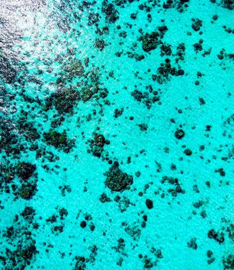 İnsansız hava aracından Surin Adaları Ulusal Parkı, panoramik manzara, Tayland.