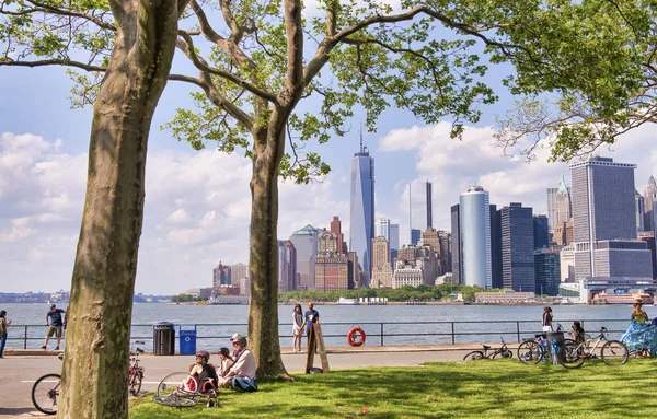 NEW YORK CITY - HAZİRAN 2013: Bir yaz günü Vali Adası 'ndan görüldüğü gibi New York City.