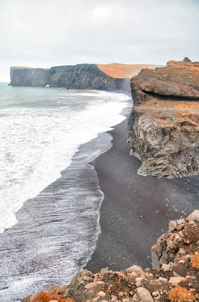 Praia Negra Reynisfjara Islândia Pedras Vegetação Estação Outono — Fotografia de Stock