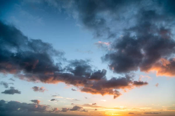 Schöner Sonnenuntergang Mit Wolken Hintergrund Und Urlaubskonzept — Stockfoto
