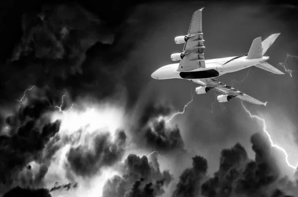 Havaalanından Havalandıktan Hemen Sonra Bir Fırtına Sırasında Gökyüzüne Bakan Bir — Stok fotoğraf