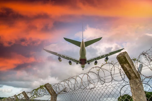 Самолет Перед Посадкой Аэропорту Вид Закат — стоковое фото