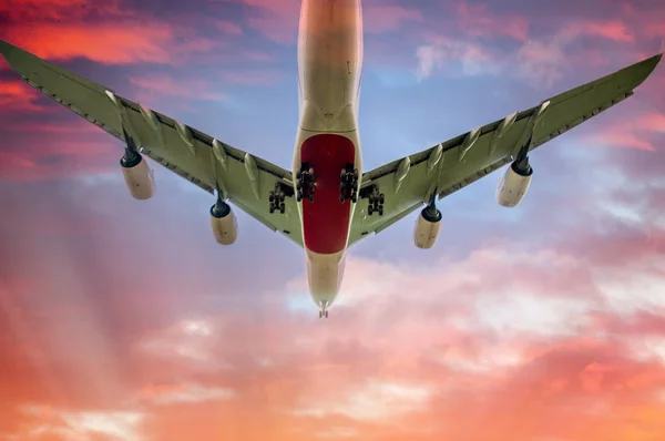 Avião Pouco Antes Pousar Aeroporto Vista Panorâmica Pôr Sol — Fotografia de Stock