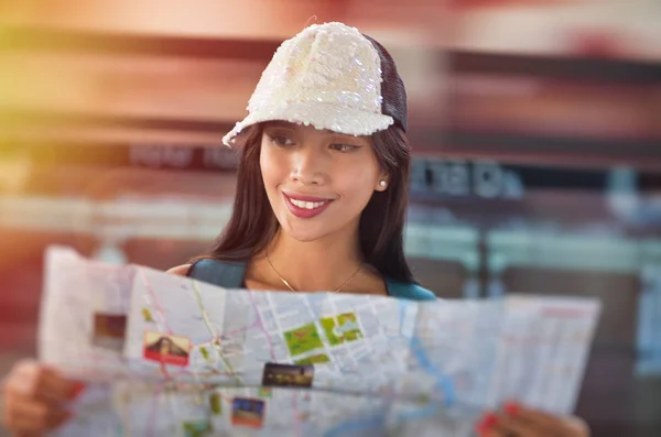 Jeune Belle Femme Dans Station Métro Ville Regardant Sur Carte — Photo