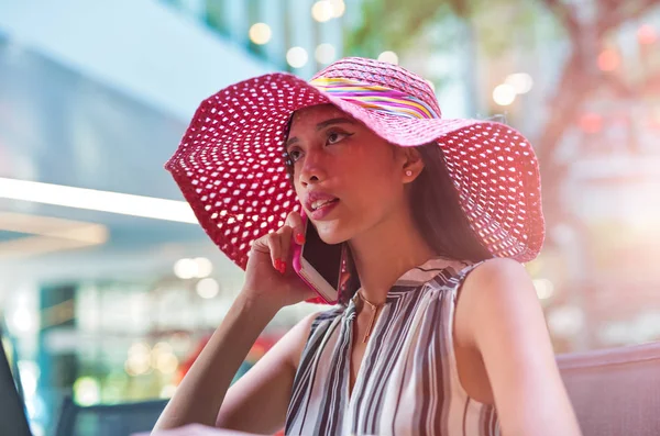 Asiática Negocios Mujer Relajante Aire Libre Asientos Una Mesa Utilizando —  Fotos de Stock