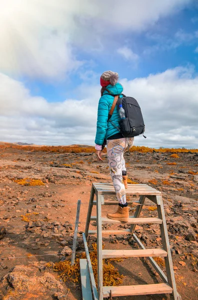 Mulher Olhando Para Longe Cima Uma Escada Madeira Campo Aberto — Fotografia de Stock