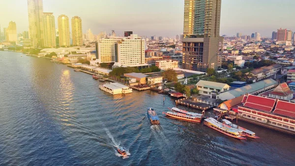 从泰国亚非拉河畔日落时的曼谷全景航空图 — 图库照片
