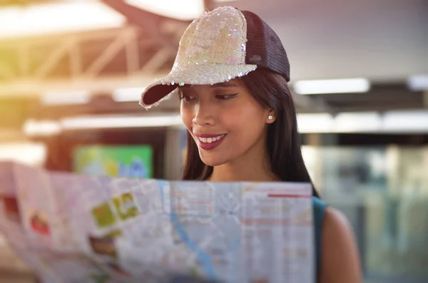 Junge Schöne Frau Der Bahn Station Der Stadt Die Auf — Stockfoto