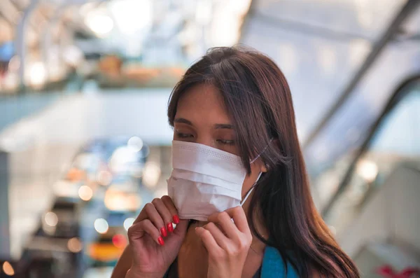 Asijské Žena Nosí Ochrannou Masku Městě — Stock fotografie