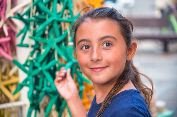Glückliches Junges Mädchen Blickt Lächelnd Auf Touristen Souvenirs — Stockfoto