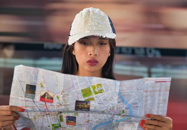 Młoda Piękna Kobieta Miejskim Metrze Spogląda Mapę Koncepcja Podróży — Zdjęcie stockowe