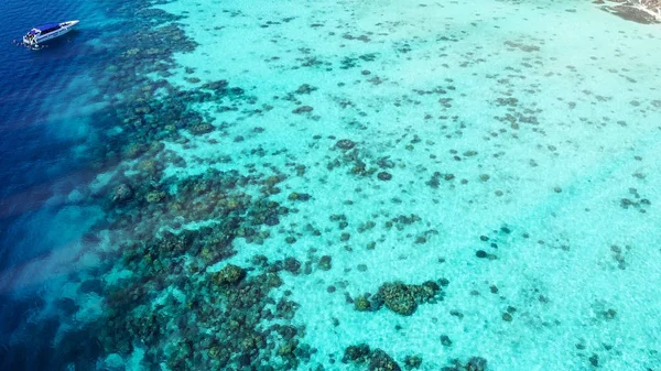 Nsansız Hava Aracının Mercan Kayalıklarıyla Güzel Okyanus Manzarası — Stok fotoğraf