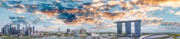 Singapur Vista Aérea Atardecer Colores Del Cielo Sobre Rascacielos Ciudad — Foto de Stock