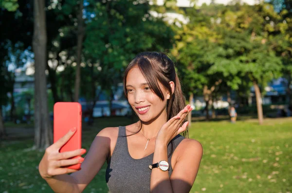 Hermosa Mujer Asiática Aire Libre Tomando Selfie Parque Ciudad Atardecer — Foto de Stock