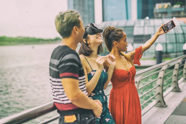 Trois Jeunes Amis Asiatiques Aiment Jouer Plein Air Avec Visionneuse — Photo