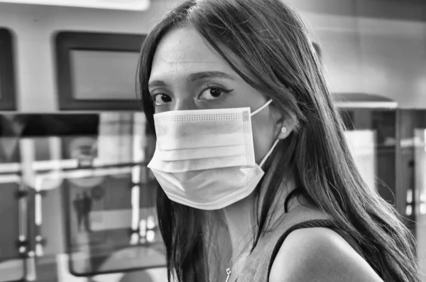 Ázsiai Lány Aggódik Fertőző Betegségek Miatt Védőmaszk Metróban Légszennyezéssel Archigiéniai — Stock Fotó
