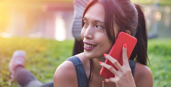 Mujer Asiática Relajándose Parque Ciudad Hablando Con Teléfono Inteligente Tumbado — Foto de Stock