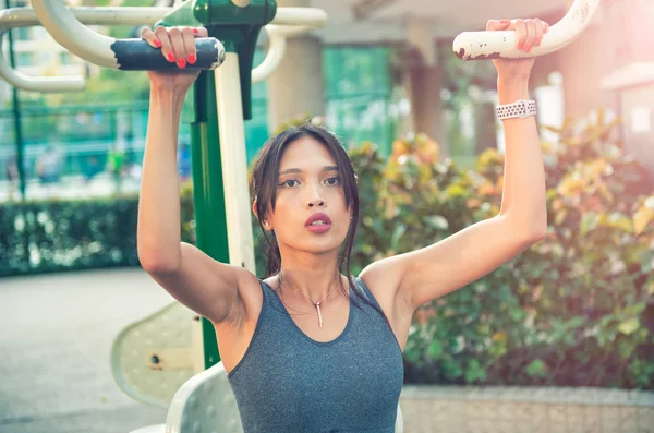 Mulher Asiática Bonita Livre Fazendo Exercícios Físicos Conceito Fitness — Fotografia de Stock
