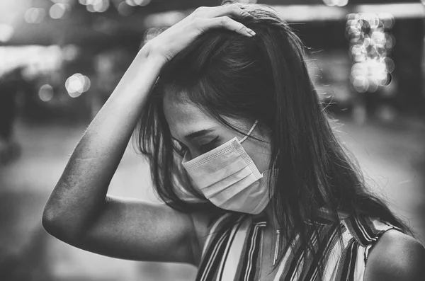 アジアの少女は ウイルスを避けるために保護マスクを着用 コロナウイルス隔離の概念 Covid 19流行 — ストック写真