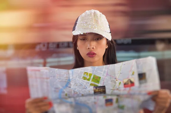 Asiatin Schaut Bahnhof Auf Den Stadtplan — Stockfoto