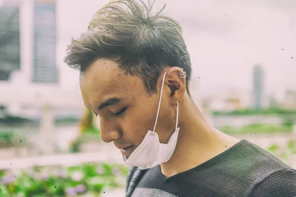 Hombre Asiático Disfrutando Tiempo Aire Libre Usando Máscara Higiénica Para —  Fotos de Stock