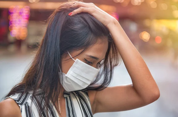 Aziatisch Meisje Bezorgd Infectiuos Ziekten Beschermende Gezichtsmasker Een Straat Stad — Stockfoto