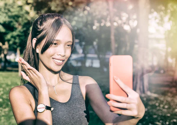 Krásná Asijské Žena Venkovní Přičemž Selfie Městském Parku Při Západu — Stock fotografie