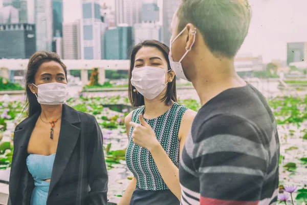 Három Ázsiai Fiatal Barát Akik Együtt Töltik Szabadidőt Higiénikus Maszkot — Stock Fotó
