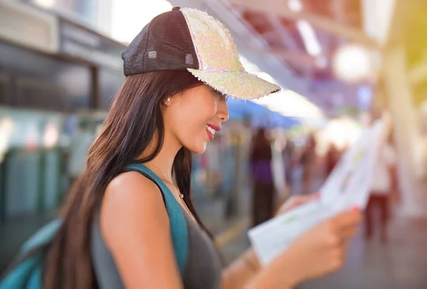 Donna Asiatica Guardando Mappa Della Città Alla Stazione Ferroviaria Viaggi — Foto Stock