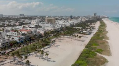 South Pointe Park 'tan Miami Plajı, güneşli bir günde yavaş çekim hava manzarası