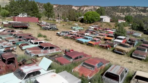 Imágenes Aéreas Coches Antiguos Depósito Chatarra — Vídeos de Stock