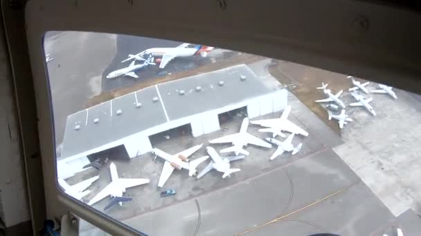 Luftaufnahmen Der Ankunft Des Hubschraubers Auf Dem Flughafen — Stockvideo